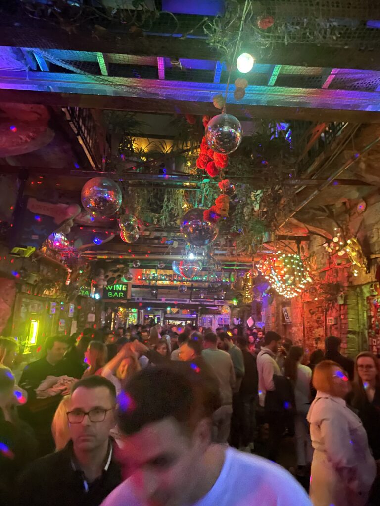 ambiance ruin bar