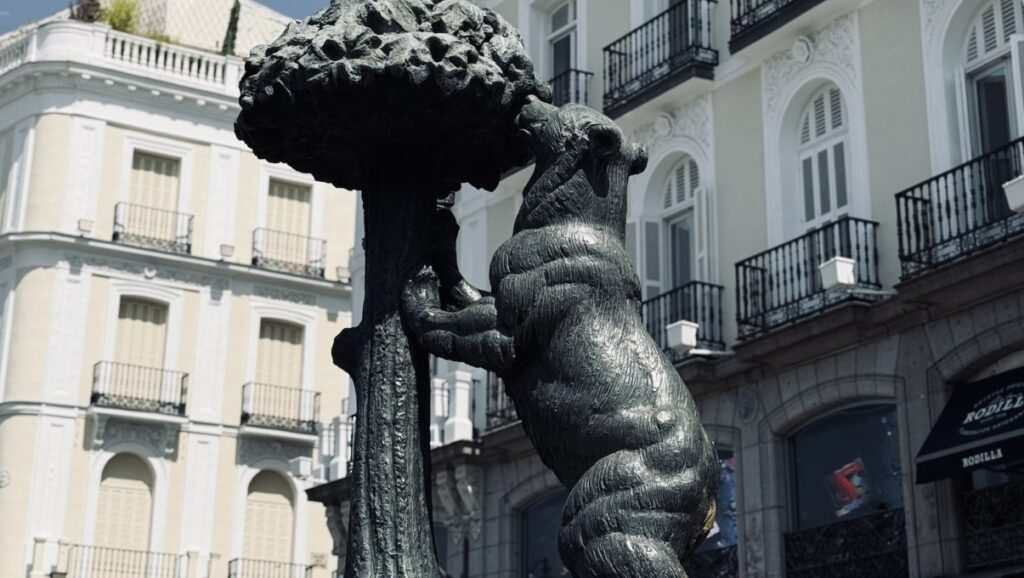 10 incontournables à Madrid - la statue de l'ours