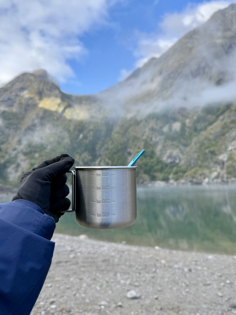 Café du matin avec vue sur le lac