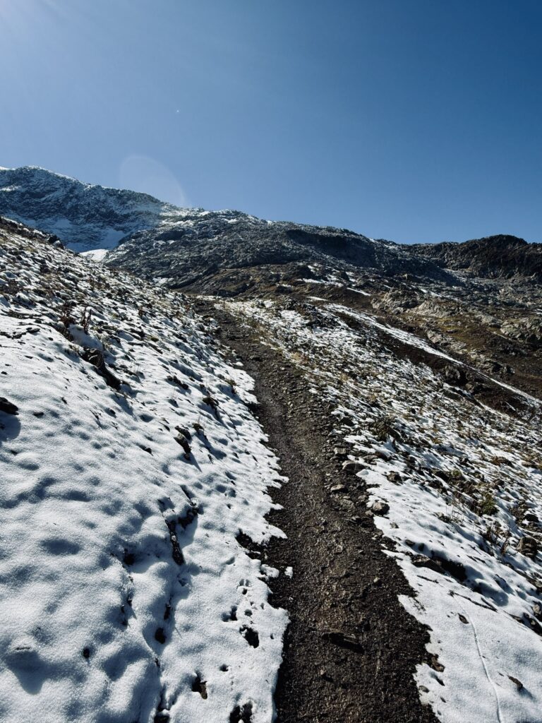 montée au col enneigée
