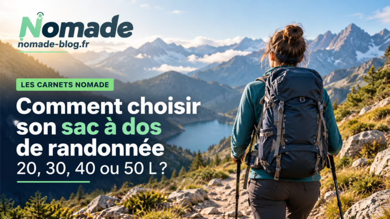 Randonneuse en face d’une montagne avec un sac sur le dos et texte en gros caractères